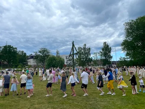 Dans runt midsommarstången på fotbollsplanen