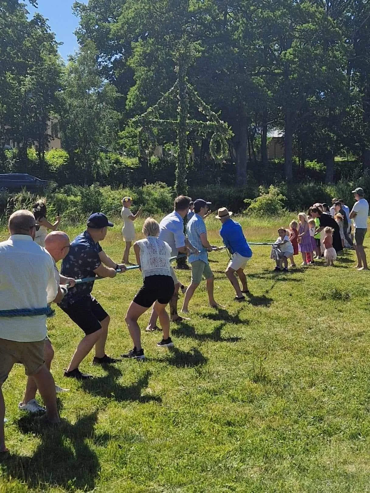 Dragkamp på fotbollsplanen i sommarsolen