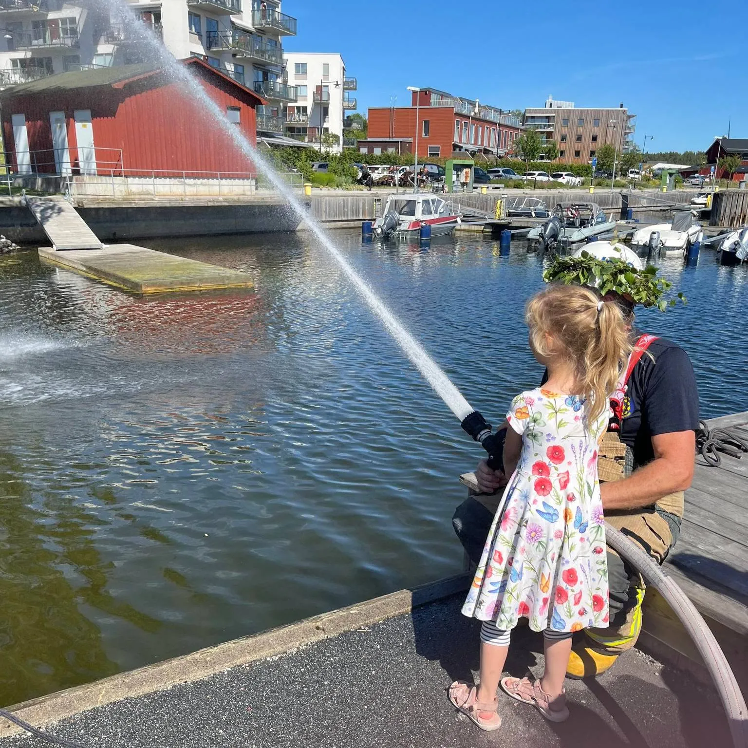 Vattenlek en varm sommardag vid bryggan
